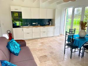 Η κουζίνα ή μικρή κουζίνα στο Domaine des Anes - Gite des Mûriers