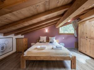 een slaapkamer met een groot bed op zolder bij Chalet CLADIE - Private Jacuzzi & Sauna - View of Mont Blanc range - By Cozee Rentals in Les Houches