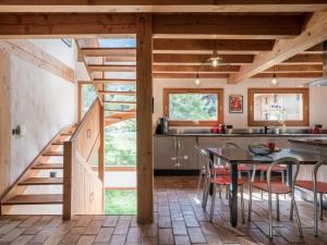 een keuken en eetkamer met een tafel en stoelen bij Chalet CLADIE - Private Jacuzzi & Sauna - View of Mont Blanc range - By Cozee Rentals in Les Houches +21 foto's