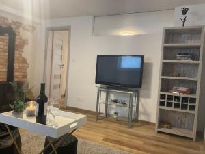 uma sala de estar com uma televisão de ecrã plano sobre uma mesa em Wiejski Dom w Karkonoszach em Mysłakowice mais 21 fotografias