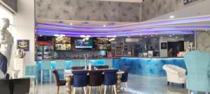 Un televizor și/sau centru de divertisment la Jack Kandi Grosvenor Square