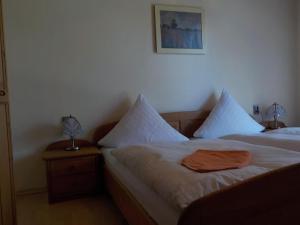 Ένα ή περισσότερα κρεβάτια σε δωμάτιο στο Ferienwohnung Konzell