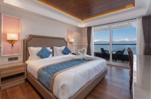 Hotel Tenzing's Glory Darjeeling في دارجيلنغ: غرفة نوم بسرير كبير مع إطلالة على المحيط