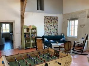 een woonkamer met een pooltafel bij Gite Laurélie, Un Écrin De Sérénité in Trémons