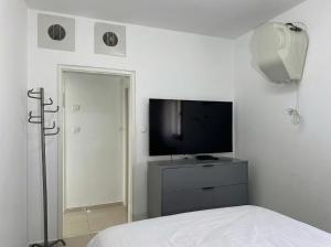 TV a/nebo společenská místnost v ubytování דירות נופש רויאל פארק מביאים את הבית לחופשה