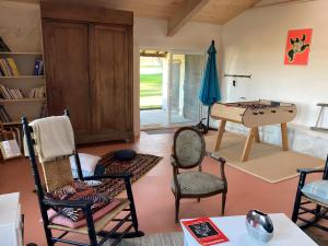 een woonkamer met stoelen en een tafel bij Gite Laurélie, Un Écrin De Sérénité in Trémons