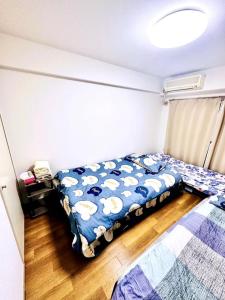 Postel nebo postele na pokoji v ubytování Tokyo West Shinjuku close to Shinjuku Chuo Park