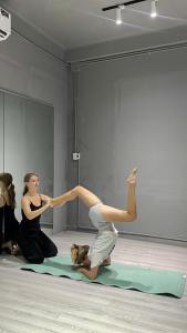 Cozy 2BR Retreat with Outdoor Living & Garden في دا نانغ: امرأة ترقص على سجادة خضراء في غرفة