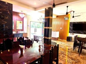 Una televisión o centro de entretenimiento en Estuary Dreamz BOATEL