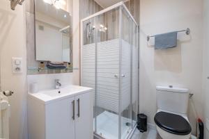 Et badeværelse på Port de Nice - Studio with balcony