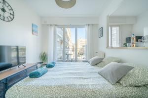 En eller flere senge i et værelse på Port de Nice - Studio with balcony