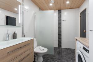 ein Badezimmer mit Toilette, Waschbecken und Dusche in der Unterkunft "ESPA" - Modern 1BR Apartment with Sauna, Balcony & Free Parking in Tampere
