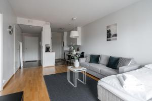 ein Wohnzimmer mit Sofa und Tisch in der Unterkunft "ESPA" - Modern 1BR Apartment with Sauna, Balcony & Free Parking in Tampere