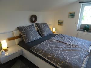 哈嫩克利博克斯维斯Sammy's FeWo的一张位于带两盏灯的小房间的床