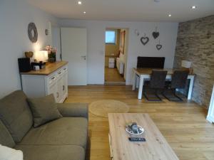 哈嫩克利博克斯维斯Sammy's FeWo的客厅里有一张沙发和一张桌子。