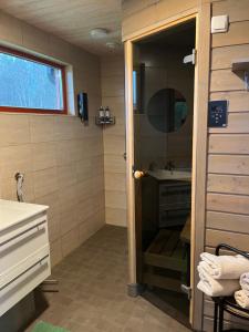 KuusaluにあるBeachboog LAHEMAAの洗面台、トイレ、鏡のあるバスルーム +25枚の写真