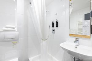 Ένα μπάνιο στο Garner Hotel Friedrichshafen by IHG +40 φωτογραφίες