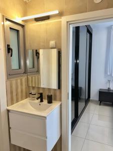 un baño con lavabo y espejo en דירות נופש רויאל פארק מביאים את הבית לחופשה, en Eilat