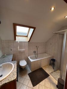 Ένα μπάνιο στο Ferienwohnung Hubenbauer