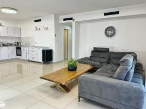 una sala de estar con un sofá y una mesa en דירות נופש רויאל פארק מביאים את הבית לחופשה, en Eilat