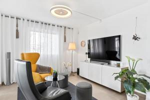 TV/trung tâm giải trí tại Sea View And Luxury On The Beach