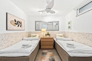 Giường trong phòng chung tại Sea View And Luxury On The Beach