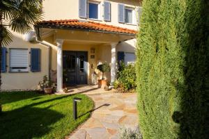 een huis met een grote groene heg ervoor bij Casa Mia by K A M E L U in Gengenbach