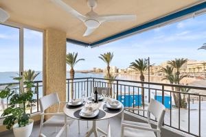 Ban công/sân hiên tại Sea View And Luxury On The Beach