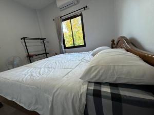 Postel nebo postele na pokoji v ubytování Baan Tai Gardens