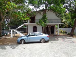 Bangunan di mana terletaknya rumah tamu ini