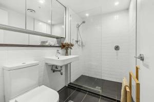 a bathroom with a toilet and a sink and a shower at 3-Bedroom CBD Elevate Apartment in Wellington