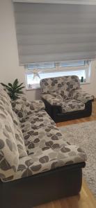 Dois sofás sentados numa sala de estar com uma janela em Jelena Lux 