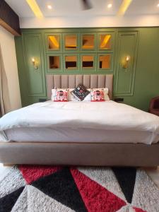 Una cama o camas en una habitación de Urban oasis stay