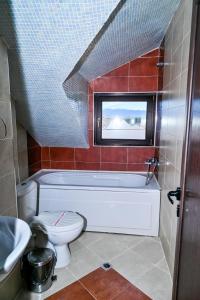 Un baño de Хотел Валентино 2 10 fotos más