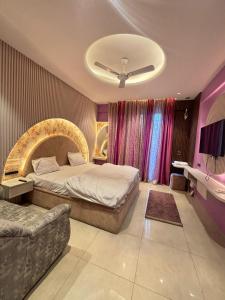 Una cama o camas en una habitación de Urban oasis stay