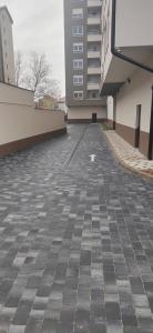 um estacionamento vazio em frente a um prédio em Jelena Lux 