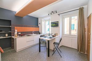 Η κουζίνα ή μικρή κουζίνα στο Sara Home