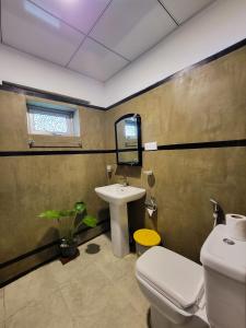 Sky Villa Unawatuna في يوناواتونا: حمام مع مرحاض أبيض ومغسلة +46 صورة