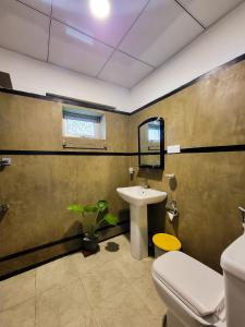 Sky Villa Unawatuna في يوناواتونا: حمام مع حوض ومرحاض