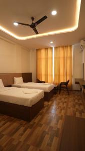 Ένα ή περισσότερα κρεβάτια σε δωμάτιο στο R2B Grand Hotel