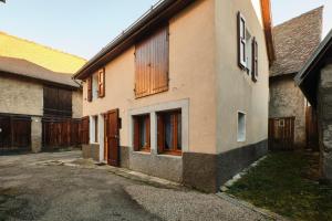 Το κτήριο όπου στεγάζεται  η παραθεριστική κατοικία