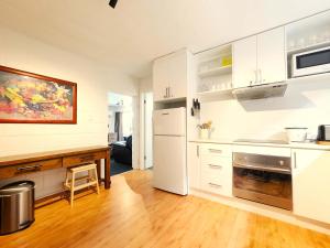 Η κουζίνα ή μικρή κουζίνα στο Aloha Bayside Private king guest room 8 with free parking