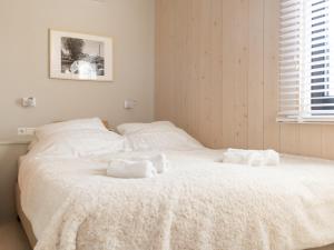 Ένα ή περισσότερα κρεβάτια σε δωμάτιο στο Luxe Verblijf in een Waterlodge aan de Waterkant