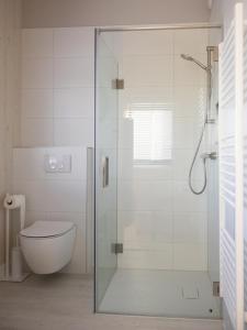 Ένα μπάνιο στο Luxe Verblijf in een Waterlodge aan de Waterkant +9 φωτογραφίες