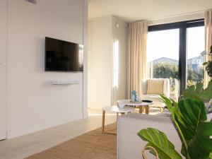 Μια τηλεόραση ή/και κέντρο ψυχαγωγίας στο Luxe Verblijf in een Waterlodge aan de Waterkant