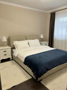 een slaapkamer met een groot bed en twee nachtkastjes bij Casa Carolina in Alba Iulia