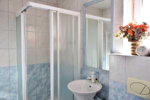 Koupelna v ubytování Sobe - Rooms Stremljan Ljubljana + 38 fotografií