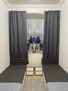 Giường trong phòng chung tại Pokoj z antresolą