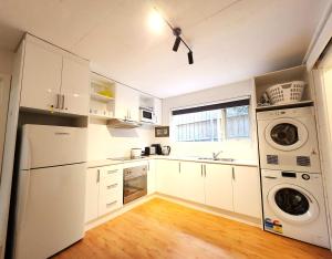 Η κουζίνα ή μικρή κουζίνα στο Aloha Bayside lower ground suite with full kitchen