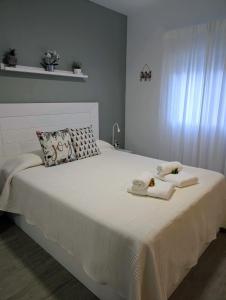 Acapulco Apartamento cerca de Santa Cruz y del mar في سانتا كروث دي تينيريفه: غرفة نوم بها سرير مع مناشف عليه +45 صورة